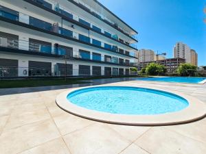 una gran piscina frente a un edificio en Apartment Praia Rocha Residence Jade, en Portimão