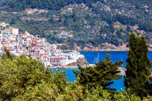 una città sulla riva di un corpo d'acqua di Naiades superior apartments in Skopelos with sea view close to the town a Skopelos Town