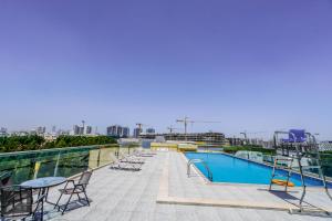 Bazén v ubytování 1 BR Apt, Miracle Garden with RoofTop Pool, King Bed, Gym,100mbps nebo v jeho okolí