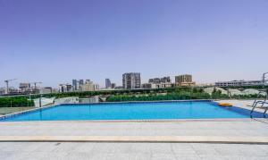 Bazén v ubytování 1 BR Apt, Miracle Garden with RoofTop Pool, King Bed, Gym,100mbps nebo v jeho okolí