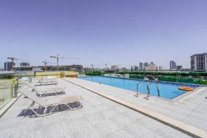 Bazén v ubytování 1 BR Apt, Miracle Garden with RoofTop Pool, King Bed, Gym,100mbps nebo v jeho okolí