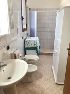bagno con servizi igienici e lavandino di 3 bedrooms apartement at Menfi 800 m away from the beach with sea view enclosed garden and wifi a Menfi