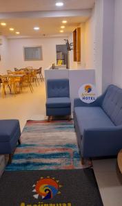リオアチャにあるANAJIRAWAA HOTELの青いソファ2台とテーブルが備わる待合室
