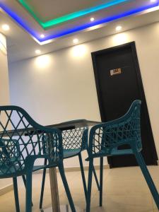 2 sillas sentadas junto a una mesa en una habitación en ANAJIRAWAA HOTEL, en Ríohacha