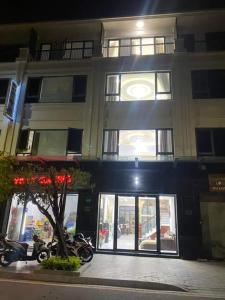 a building with motorcycles parked in front of it at Mimi Homestay in Liên Trì (3) +14 photos