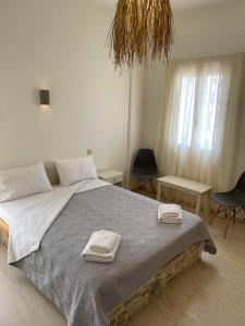 a bedroom with a bed with two towels on it at Villa Sylvia 1 Matala in Matala