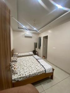 um quarto com duas camas num quarto em Pavan Guest Inn em Vrindavan