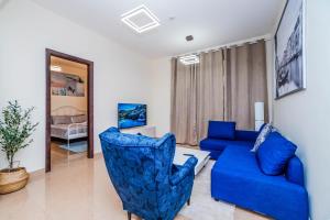 TV a/nebo společenská místnost v ubytování 1 BR Apt, Miracle Garden with RoofTop Pool, King Bed, Gym,100mbps + 20 fotografií
