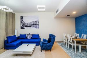 Posezení v ubytování 1 BR Apt, Miracle Garden with RoofTop Pool, King Bed, Gym,100mbps
