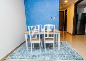 Fotografie z fotogalerie ubytování 1 BR Apt, Miracle Garden with RoofTop Pool, King Bed, Gym,100mbps v Dubaji