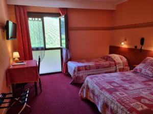 Ayse的住宿－貝爾維尤酒店，酒店客房设有两张床和窗户。