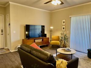 TV a/nebo společenská místnost v ubytování Gated Condo Heated Pool Spa Gym Near Zoo