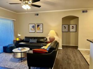 Posezení v ubytování Gated Condo Heated Pool Spa Gym Near Zoo