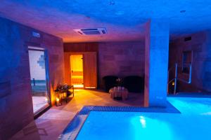 Bazén v ubytování Hotel Costazzurra Museum & Spa nebo v jeho okolí