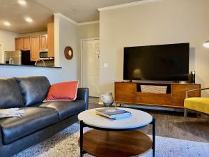 TV a/nebo společenská místnost v ubytování Gated Condo Heated Pool Spa Gym Near Zoo + 33 fotografií