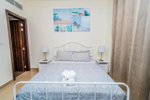 Postel nebo postele na pokoji v ubytování 1 BR Apt, Miracle Garden with RoofTop Pool, King Bed, Gym,100mbps
