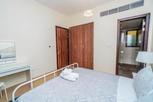 Postel nebo postele na pokoji v ubytování 1 BR Apt, Miracle Garden with RoofTop Pool, King Bed, Gym,100mbps