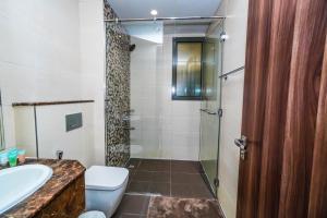 Koupelna v ubytování 1 BR Apt, Miracle Garden with RoofTop Pool, King Bed, Gym,100mbps