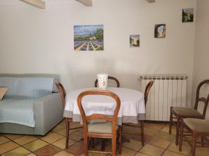 a dining room with a table and chairs at La tour de guet Maison atypique in Castellane