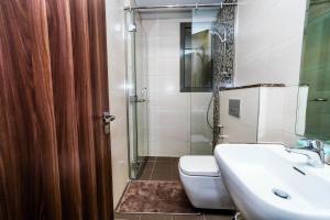 Koupelna v ubytování 1 BR Apt, Miracle Garden with RoofTop Pool, King Bed, Gym,100mbps