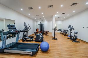 Fitness centrum a/nebo fitness zařízení v ubytování 1 BR Apt, Miracle Garden with RoofTop Pool, King Bed, Gym,100mbps
