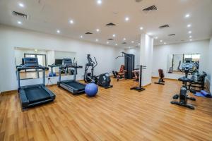 Fitness centrum a/nebo fitness zařízení v ubytování 1 BR Apt, Miracle Garden with RoofTop Pool, King Bed, Gym,100mbps