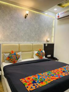 A bed or beds in a room at Hotel Samovar premium