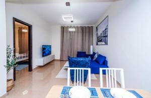 Posezení v ubytování 1 BR Apt, Miracle Garden with RoofTop Pool, King Bed, Gym,100mbps