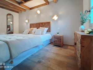 Ένα ή περισσότερα κρεβάτια σε δωμάτιο στο Le Clos de la Rose gite bien être