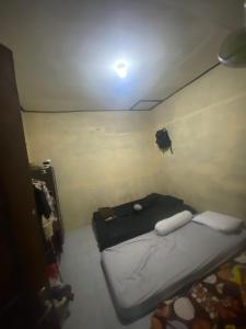 una piccola camera con un letto in una stanza di Aqilun Coffe home a Seturan