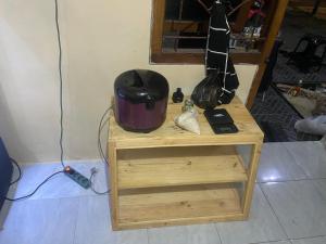 una mesa con un casco sentado encima en Aqilun Coffe home en Seturan