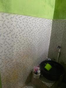 bagno con servizi igienici e coperchio verde di Aqilun Coffe home a Seturan