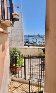 balcone di un edificio con vista sull'acqua di HomeClass Mercantile a Bari