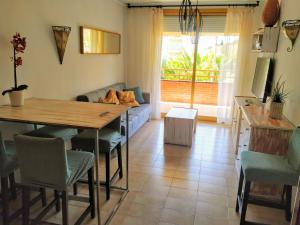 ein Wohnzimmer mit Tisch und Couch in der Unterkunft Optimist in Cambrils