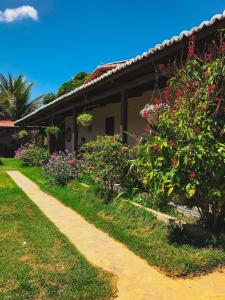 une maison avec des fleurs sur son côté dans l'établissement Chácara Flor da Serra, à Martins