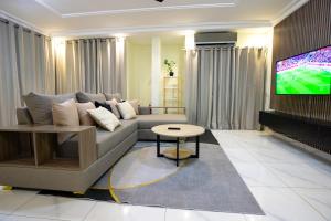 Μια τηλεόραση ή/και κέντρο ψυχαγωγίας στο Serene en suite 6 Bedroom Home - Trasacco