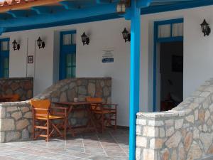 a patio with chairs and a table in a building at Filio rooms in Kythira