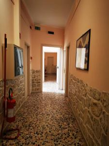 um corredor com piso em azulejo num edifício em Hotel Prestige 3 Stars em Rimini