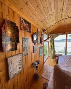 Cette chambre est dotée d'un mur en bois avec des photos. dans l'établissement Dream Tricule, à Sviniţa