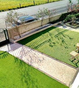 una vista aérea de un patio con césped verde en Casa Cal da Rosins, en Muxía