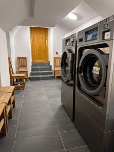 een wasmachine en droger in een kamer met een tafel bij Résidence le Prorel - Serre chevalier in Saint-Chaffrey