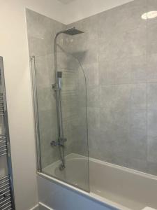 een douche met een glazen deur in de badkamer bij Free Parking! Comfy home in Barwell, Leicester -b- 