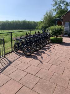 een rij motorfietsen geparkeerd naast een hek bij Vakantiehuis ontdek Zuid - Limburg in Simpelveld