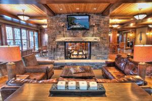 un ampio soggiorno con camino in pietra di The Cottages - Golf, Pool, Play - 2-Bedroom a Truckee