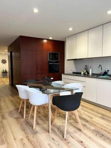 eine Küche mit Tisch und Stühlen in einem Zimmer in der Unterkunft Casa da Beira Mar in Aveiro + 16 Fotos