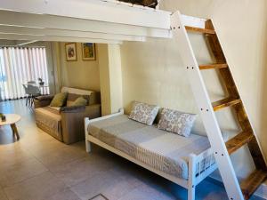 un soggiorno con letto a castello e divano di Soleado Pampa a Santa Rosa Altre 47 foto