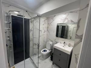 een badkamer met een douche, een toilet en een wastafel bij Hope House Parede in Parede