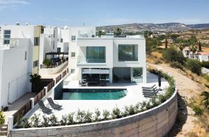 eine Luftaufnahme eines Hauses mit Swimmingpool in der Unterkunft Phaedrus Living Luxury Seaview Coral Bay Villa in Peyia