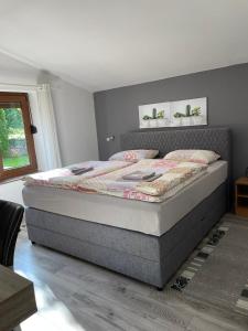 - une chambre avec un grand lit dans l'établissement Apartman Dujmović 1, à Otočac