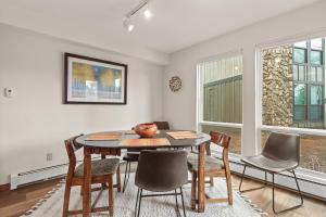 Posezení v ubytování Lake Cliffe A101 by Great Western Lodging